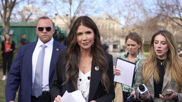 La secretaria de Seguridad Nacional Kristi Noem camina frente a los periodistas en la Casa Blanca, el lunes 10 de marzo de 2025, en Washington. (AP Foto/Alex Brandon)