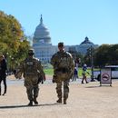 Soldados de la Guardia Nacional caminan cerca del Capitolio de Estados Unidos, en Washington, el viernes 17 de octubre de 2025. (AP Foto/Rahmat Gul)