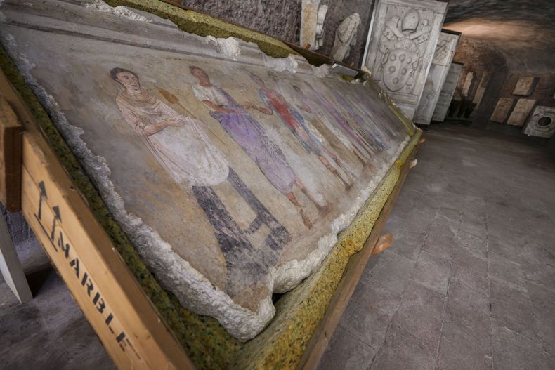 Un fragmento sin fecha de un mural que muestra deidades y figuras femeninas durante una exhibición de antigüedades en una conferencia de prensa en Roma, el miércoles 31 de mayo de 2023. (AP Foto/Domenico Stinellis)