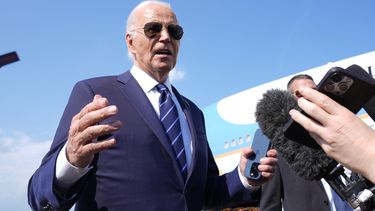 El presidente Joe Biden habla con reporteros a su llegada para abordar el avión presidencial en la Base Andrews de la Fuerza Aérea, el lunes 15 de julio de 2024, en Maryland, para un viaje a Las Vegas. (AP Foto/Susan Walsh)