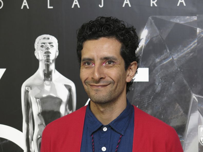 Raul Briones, de El norte sobre el vacío, posa a su llegada al almuerzo de nominados de la 65a edición del Premio Ariel de la Academia Mexicana de Artes y Ciencias Cinematográficas en la Ciudad de México el 3 de agosto de 2023. (Foto AP/Berenice Bautista)
