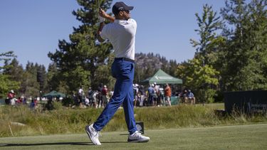 Stephen Curry realiza su tiro de salida el viernes 14 de julio de 2023, durante el torneo de golf de celebridades Amerian Century Championship en Stateline, Nevada (Héctor Amezcua/The Sacramento Bee via AP)
