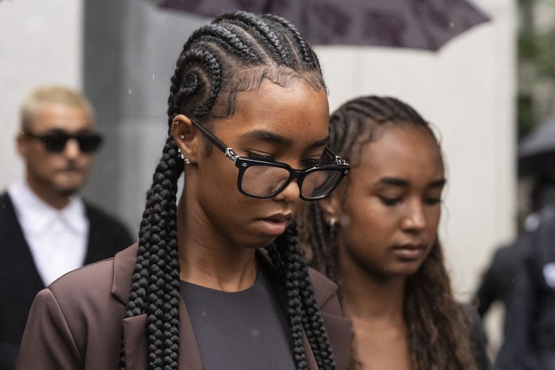 DLila Combs, hija de Sean Combs, se va después del juicio de Sean Diddy Combs en el tribunal federal de Manhattan el martes 1 de julio de 2025, en Nueva York. (Foto AP/Yuki Iwamura)