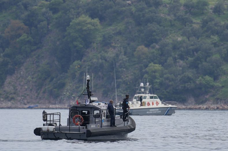 ARCHIVO - Embarcaciones de Frontex, en primer plano, y de la Guardia Costera griega participan en una operación de búsqueda y rescate tras el naufragio de una embarcación con migrantes a bordo, frente a la costa de la isla de Lesbos, en el noreste del mar Egeo, Grecia, el 3 de abril de 2025. (Foto AP/Panagiotis Balaskas, archivo)