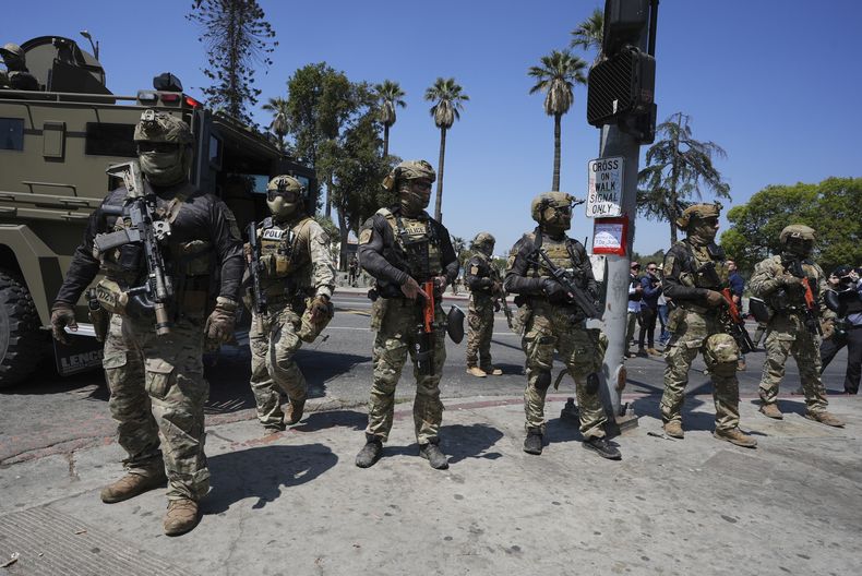 Agentes federales en MacArthur Park, el lunes 7 de julio de 2025, en Los Ángeles. (AP Foto/Damian Dovarganes, Archivo)