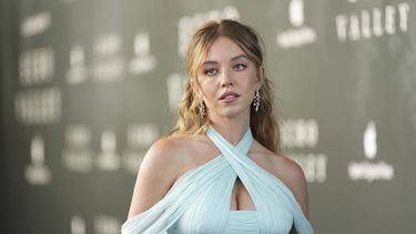 ARCHIVO - Sydney Sweeney posa para los fotógrafos a su llegada al estreno de la película Echo Valley el 10 de junio de 2025 en Londres. (Foto Scott A Garfitt/Invision/AP, archivo)