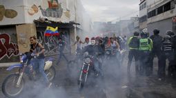 Manifestantes en las protestas contra los resultados de las elecciones y la proclamación oficial como presidente de Nicolás Maduro en Caracas, Venezuela, el lunes 29 de julio de 2024, un día después de las votaciones. (AP Foto/Cristian Hernández)