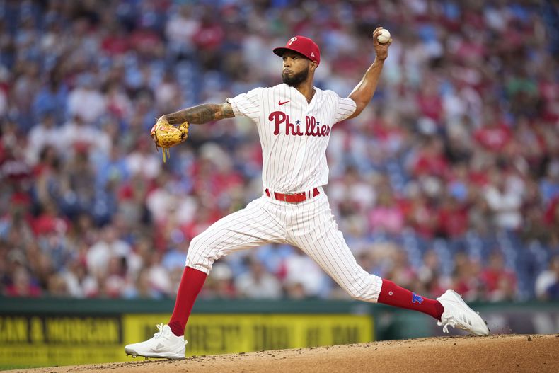 El dominicano Cristopher Sánchez, de los Filis de Filadelfia, lanza en el segundo inning ante los Cardenales de San Luis, el viernes 25 de agosto de 2023 (AP Foto/Matt Slocum)