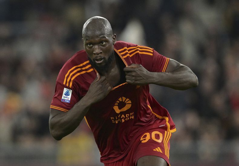 Romelu Lukaku delantero de la Roma celebra su gol durante el partido de la Liga Italiana ante Lecce, en el Stadio Olimpico, en Roma, el domingo 5 de noviembre de 2023. (Alfredo Falcone/LaPresse via AP)