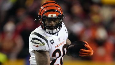 Eli Apple, cornerback de los Bengals de Cincinnati, corre en el partido ante los Chiefs de Kansas City, el 29 de enero de 2023 (AP Foto/Jeff Roberson, archivo)