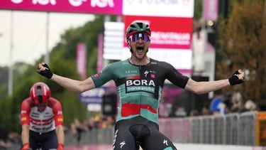 Nico Denz celebra tras ganar la 12da etapa del Giro de Italia, el jueves 18 de mayo de 2023, entre Bra y Rivoli. (Gian Mattia DAlberto/LaPresse vía AP)
