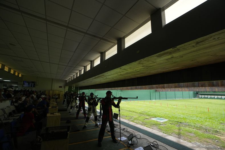 Los tiradores compiten en la prueba de rifle de 3 posiciones a 50 metros en los Juegos Centroamericanos y del Caribe en San Salvador, el martes 27 de junio de 2023 (AP Foto/Arnulfo Franco)