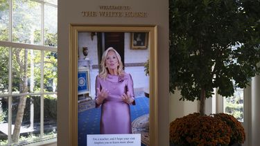 Un video de la primera dama estadounidense Jill Biden dándole la bienvenida a visitantes a la Casa Blanca, el viernes 18 de octubre del 2024 en la Casa Blanca en Washington. (Foto AP /Manuel Balce Ceneta)