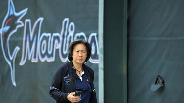 ARCHIVO - Foto del 15 de marzo del 2022 la gerente general de los Marlins de Miami Kim Ng camina en las instalaciones del Estadio Roger Dean de los entrenamientos de primavera. El lunes 16 de octubre del 2023, Ng deja su cargo como gerente general del equipo. (David Santiago/Miami Herald via AP, Archivo)