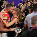 ARCHIVO - El ala cerrada de los Chiefs de Kansas City, Travis Kelce (87), besa a Taylor Swift después de que los Chiefs de Kansas City derrotaran a los 49ers de San Francisco en el Super Bowl en Las Vegas el 11 de febrero de 2024. (Foto AP/John Locher, archivo)