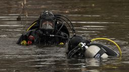 Buzos de la policía de la ciudad de Nueva York buscan por evidencias en una laguna de Central Park, en el caso del asesinato del CEO de UnitedHealthcare, el 9 de diciembre del 2024. (AP foto/Yuki Iwamura)