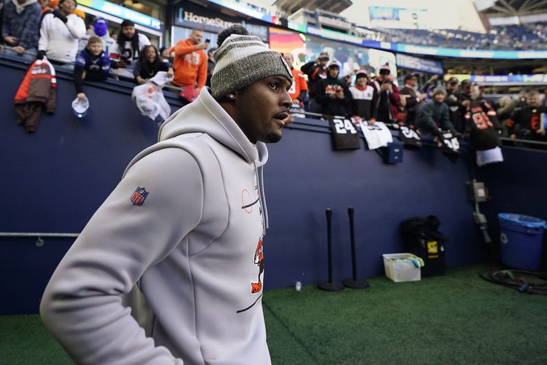Deshaun Watson, quarterback de los Browns de Cleveland, camina rumbo al campo durante el calentamiento previo al partido de la NFL en contra de los Seahawks de Seattle, el domingo 29 de octubre de 2023, en Seattle. (AP Foto/Lindsey Wasson)