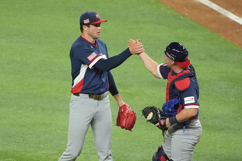 Mason Miller, izquierda, y Will Smith, la batería de Estados Unidos, celebran el final de la novena entrada del partido de béisbol del Clásico Mundial ante República Dominicana, el domingo 15 de marzo de 2026, en Miami. (AP Foto/Rebecca Blackwell)