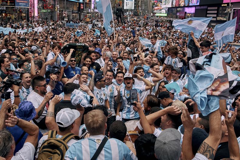 Hinchas argentinos corean en Times Square para alentar a la selección nacional, el lunes 24 de junio de 2024, en Nueva York. Argentina enfrentará a Chile en la Copa América. (AP Foto/Andrés Kudacki)