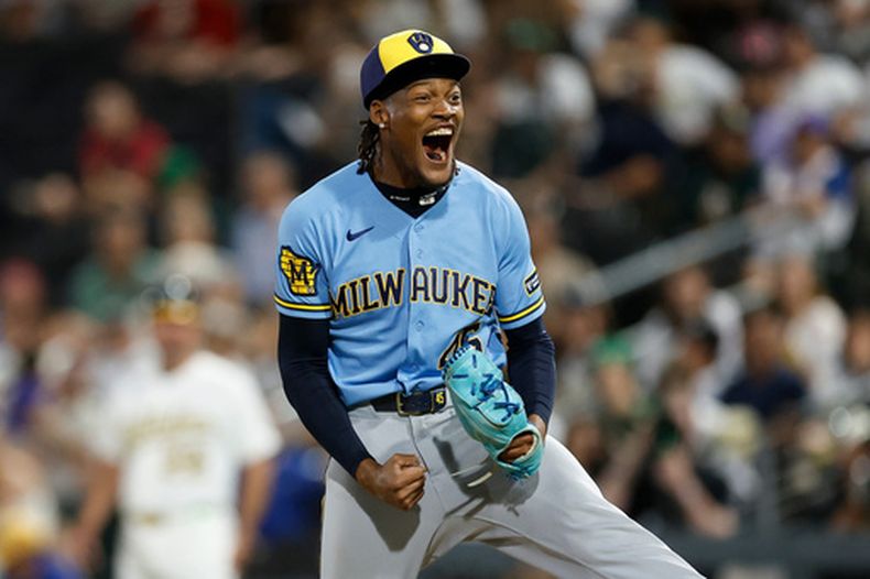 El jugador de los Cerveceros de Milwaukee Abner Uribe (45) reacciona tras ponchar al último bateador al final del 11mo inning en su juego de béisbol contra los Atléticos el lunes 8 de junio de 2026, en Las Vegas. (AP Foto/Caroline Brehman)