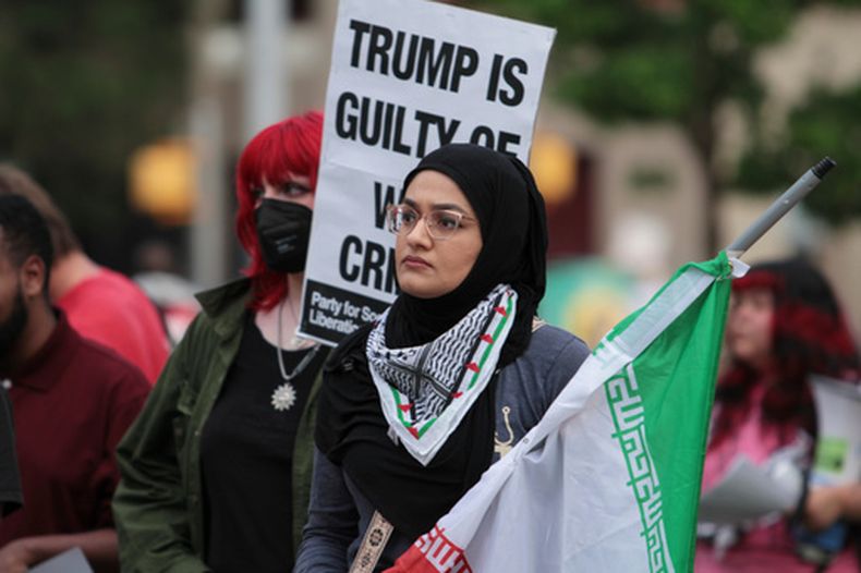Zainab Haider sostiene una bandera durante una protesta contra la guerra de Irán, el miércoles 8 de abril de 2026 en Austin, Texas. (Brianna Griffith via AP)