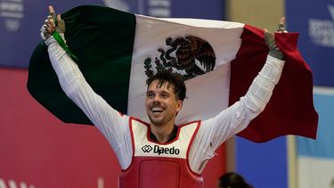 El mexicano Iker Casas celebra tras derrotar al colombiano Miguel Trejos en la final de los -80kg del taekwondo de los Juegos Centroamericanos y del Caribe, el lunes 27 de julio de 2026, en Santo Domingo, República Dominicana. (AP Foto/Fernando Vergara)