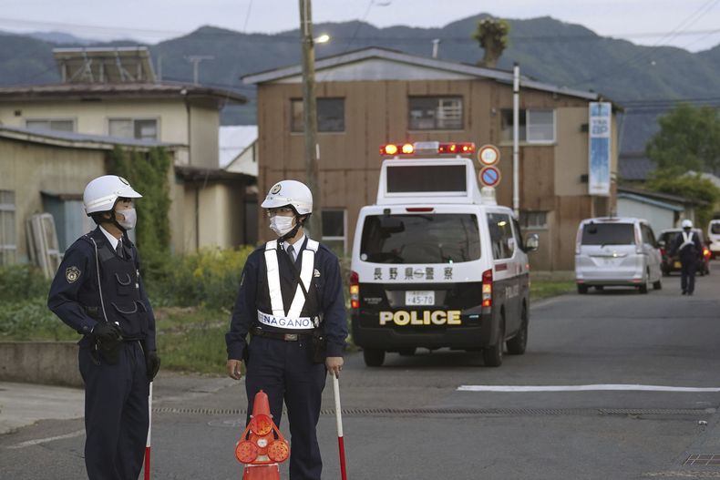 La policía monta guardia en la calle de un edificio donde un hombre armado se encontraba atrincherado en Nagano, Japón, el jueves 25 de mayo de 2023. (Kyodo News vía AP)