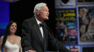 ARCHIVO - Roger Corman se dirige al público durante la ceremonia de premios del 76to festival internacional de Cannes, en el sur de Francia, el sábado 27 de mayo de 2023. Corman, ganador de un Oscar y rey de la Serie B, que ayudó a producir clásicos de bajo presupuesto como La tiendecita de los horrores y dio su primera oportunidad a muchos de los actores y directores más famosos de Hollywood, murió el jueves 9 de mayo de 2024. Tenía 98 años. (AP Foto/Daniel Cole, Archivo)