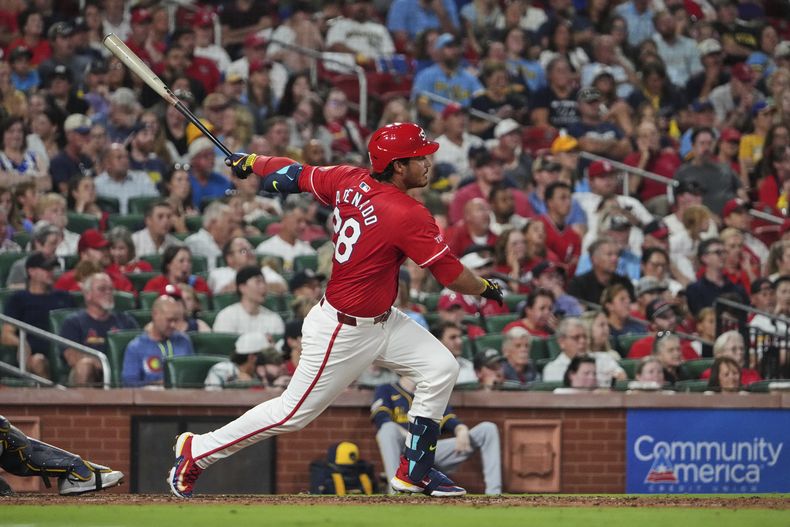 Nolan Arenado, de los Cardenales de San Luis, pega un doble de tres carreras frente a los Cerveceros de Milwaukee, el viernes 19 de septiembre de 2025 (AP Foto/Jeff Roberson)