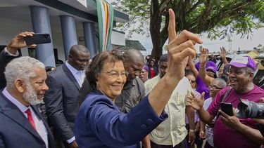 La doctora Jennifer Geerlings-Simons, centro, saluda a gente en Paramaribo, Surinam, el 6 de julio del 2025, luego que el parlamento la eligió como la primera mujer presidenta del país. (AP foto/Bentik Paulus)
