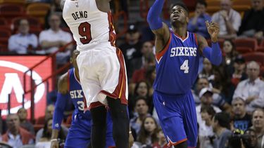 Deng anota 29 y Heat doblega a 76ers