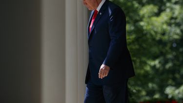 Trump celebra día de oración bajo sombra de Stormy Daniels