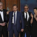 John Lithgow, de izquierda a derecha, Ralph Fiennes, Sergio Castellitto e Isabella Rossellini reciben el premio a mejor elenco en la 31ª edición anual de los Premios SAG el domingo 23 de febrero de 2025 en el Shrine Auditorium de Los Ángeles. (Foto AP/Chris Pizzello)