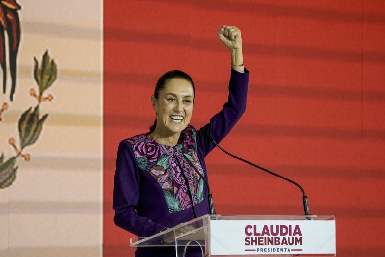 Claudia Sheinbaum se dirige a sus seguidores luego de que el Instituto Nacional Electoral anunció su ventaja irreversible en las elecciones presidenciales de México, en la Ciudad de México, el 3 de junio de 2024. (AP Foto/Eduardo Verdugo)