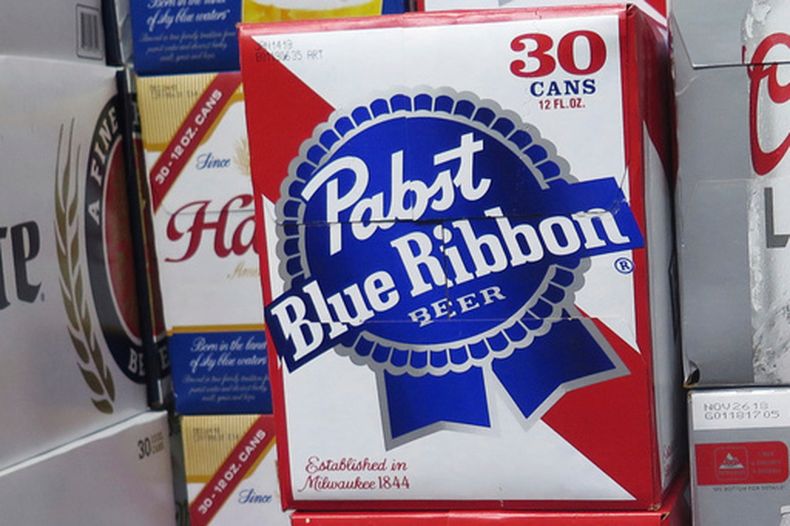ARCHIVO – Cajas de cerveza Pabst Blue Ribbon en una licorería, el 8 de noviembre de 2018, en Milwaukee. (AP Foto/Ivan Moreno, Archivo)