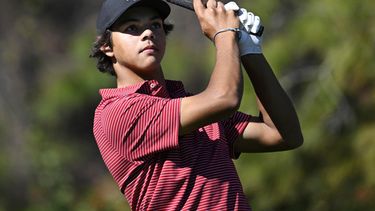 ARCHIVO - Charlie Woods realiza su tiro de salida al hoyo 4 en el PNC Championship, el 22 de diciembre de 2024 en Orlando (AP Foto/Phelan M. Ebenhack, archivo)