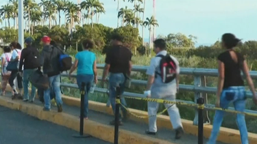 35 000 venezolanos cruzan la frontera hacia colombia para comprar alimentos y medicinas