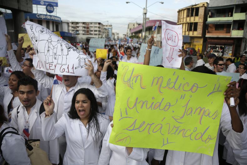 M&eacute;dicos, enfermeras y estudiantes de medicina protestan en la Ciudad de Panam&aacute;, el mi&eacute;rcoles 2 de octubre de 2013. El presidente de Panam&aacute; Ricardo Martinelli sancion&oacute; la noche del mi&eacute;rcoles una ley que permite con