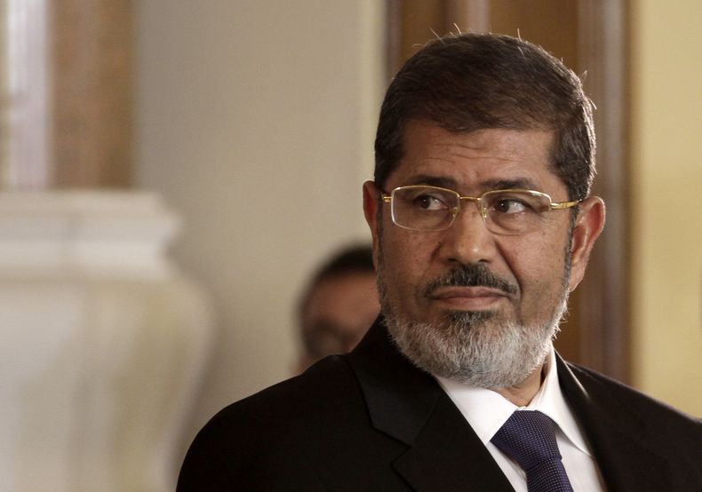 Foto del viernes 13 de julio del 2012 del presidente egipcio Mohammed Morsi en una conferencia de prensa con el presidente tunecino Moncef Marzouki en el palacio presidencial de El Cairo. El domingo 2 de noviembre del 2013 las autoridades egipcias cambiar