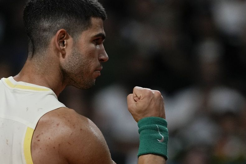 El español Carlos Alcaraz celebra un punto durante su encuentro ante el italiano Andrea Vavassori, en el Abierto de Argentina, el viernes 16 de febrero de 2024 (AP Foto/Natacha Pisarenko)