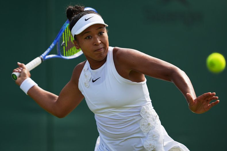 La japonesa Naomi Osaka regresa una bola de la francesa Elsa Jacquemot en su encuentro de la primera ronda de Wimbledon el lunes 29 de junio del 2026. (AP Foto/Maja Smiejkowska)