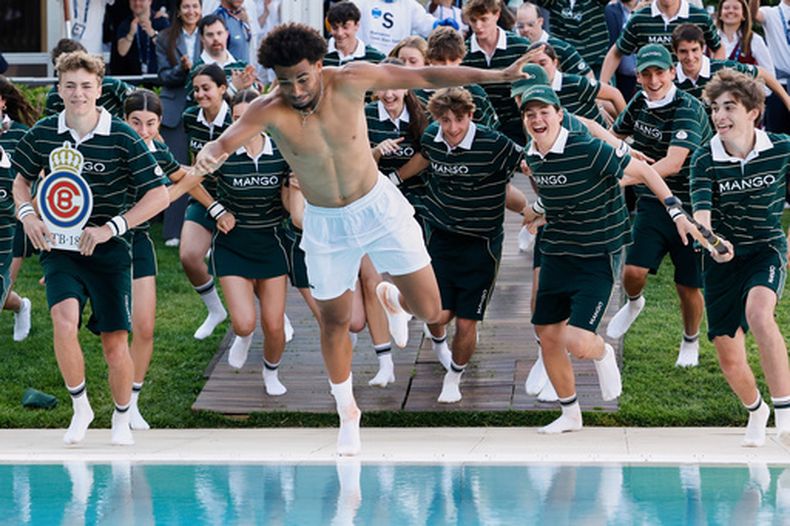 Arthur Fils salta a la piscina tras vencer a Andrey Rublev en la final del Abierto de Barcelona, el domingo 19 de abril de 2026. (AP Foto/Joan Monfort)