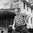 ARCHIVO - El dramaturgo Arthur Miller posa frente a su casa de campo, donde vive con su esposa actriz, en Roxbury, Connecticut, el 7 de agosto de 1958. El estudio de Miller, originalmente construido junto a su antigua casa de Roxbury, es donde escribió y revisó varias obras de teatro, su autobiografía Timebends y los guiones para las películas The Misfits y The Crucible. La junta de Arthur Miller Writing Studio, junto con la hija de Miller, Rebecca Miller, esperan recaudar 1 millón de dólares para restaurar la modesta estructura del estudio, reubicarla en una biblioteca local cercana y crear programación que inspire a otros escritores. (Foto AP, archivo)