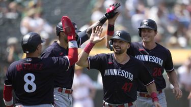 El puertorriqueño Christian Vazquez felicita a Edouard Julien y Max Kepler después de que ambos anotaron con un doble de Alex Kirilloff en la séptima entrada del juego ante los Atléticos de Oakland el domingo 16 de julio del 2023. (AP Foto/Jeff Chiu)
