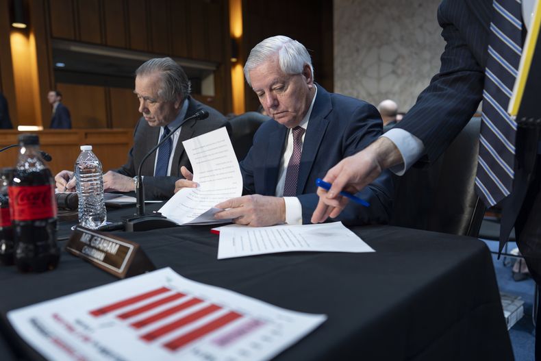 El presidente de la Comisión de Presupuesto de la Cámara de Representantes, Lindsey Graham, derecha, se une al senador Jeff Merkley, el miembro de mayor jerarquía, mientras el panel trabaja en la configuración de la Resolución Presupuestaria del Año Fiscal 2025, en el Capitolio, en Washington, el miércoles 12 de febrero de 2025. (AP Foto/J. Scott Applewhite)