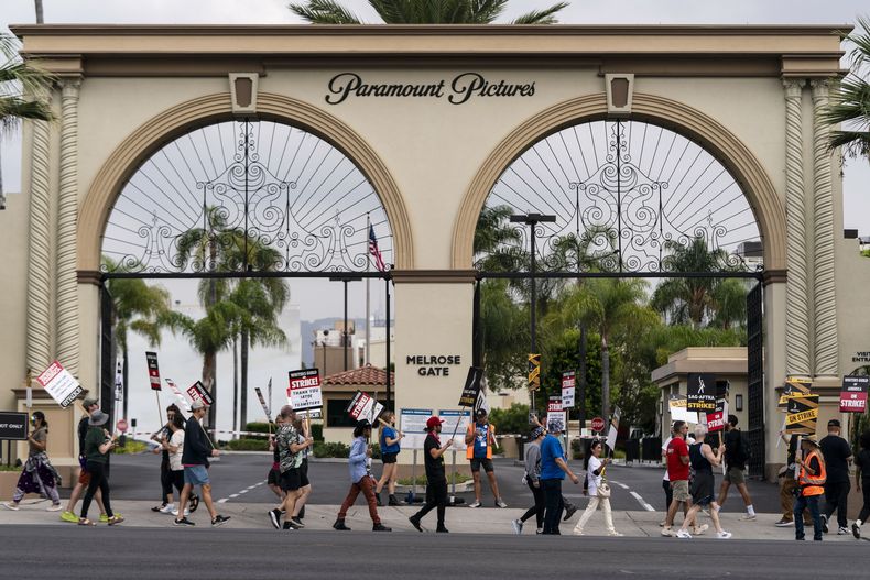 Huelguistas se manifiestan frente a los estudios Paramount Pictures el jueves 21 de septiembre de 2023, en Los Ángeles. (AP Foto/Jae C. Hong)
