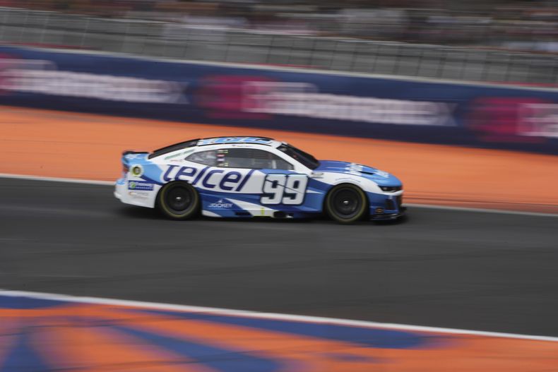 El mexicano Daniel Suárez compite en la clasificación para la Cup Series de la NASCAR, el sábado 14 de junio de 2025, en la capital de su país (AP Foto/Fernando Llano)