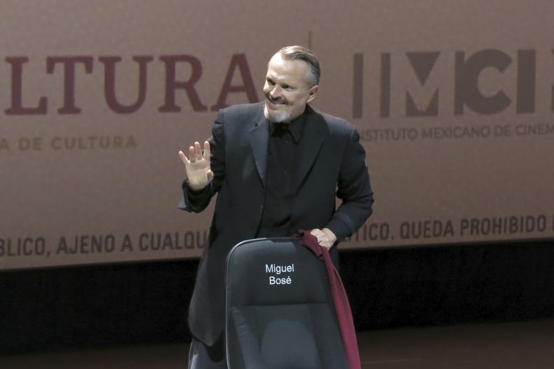 El cantante y actor español Miguel Bosé devela una butaca con su nombre durante una charla sobre la película Tacones lejanos en el Festival Internacional de Cine de Morelia en Morelia, México, el lunes 23 de octubre de 2023. (Foto AP/Berenice Bautista)