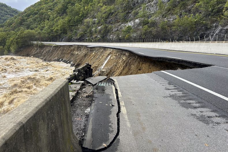 Esta fotografía proporcionada por el Departamento de Transporte de Carolina del Norte muestra el derrumbe de un carril de la carretera Interestatal 40 a las aguas del río Pigeon, en Carolina del Norte, cerca de los límites con Tennessee, el sábado 28 de septiembre de 2024. (Departamento de Transporte de Carolina del Norte vía AP)