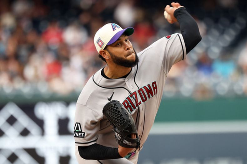 Eduardo Rodriguez, lanzador estelar de los Diamondbacks de Arizona, trabaja durante la primera entrada del juego de béisbol de Grandes Ligas ante los Nacionales de Washington, el viernes 24 de julio de 2026, en Washington. (AP Foto/Daniel Kucin Jr.)